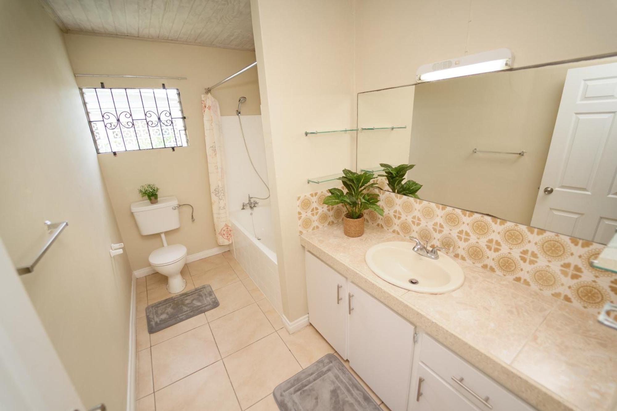 Spacious 3-Bedroom Home - Regency Park Бриджтаун Екстериор снимка