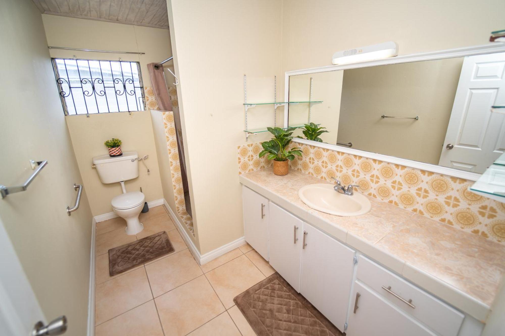 Spacious 3-Bedroom Home - Regency Park Бриджтаун Екстериор снимка